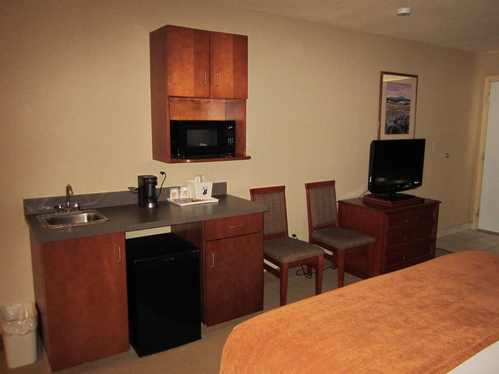 Super 8 By Wyndham Fort Nelson Bc Eksteriør bilde